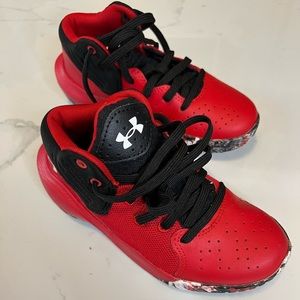 Hardly worn Kids Under Armour Sneakers!!